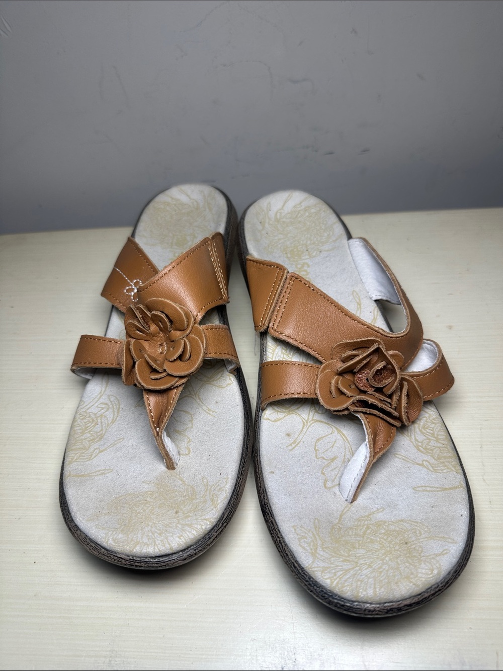 Spenco Rose Supportive orthopedic Classic Brown Floral Toe-Post Women’s Sandals